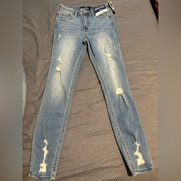 Hollister Denim - NEW WITH TAGS Hollister high rise distressed skinny size 26/28